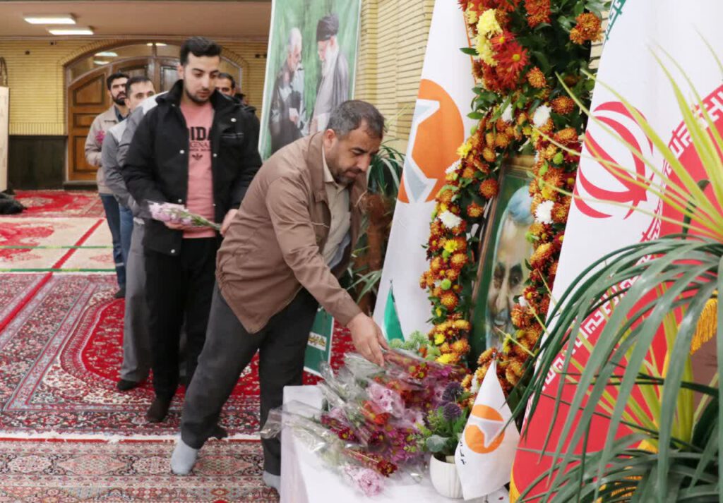 برگزاری مراسم گرامیداشت سالروز شهادت سردار حاج قاسم سلیمانی با حضور پرسنل شرکت آلومینا در مسجد مجتمع