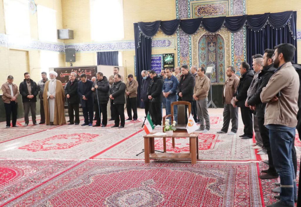 برگزاری مراسم گرامیداشت سالروز شهادت سردار حاج قاسم سلیمانی با حضور پرسنل شرکت آلومینا در مسجد مجتمع