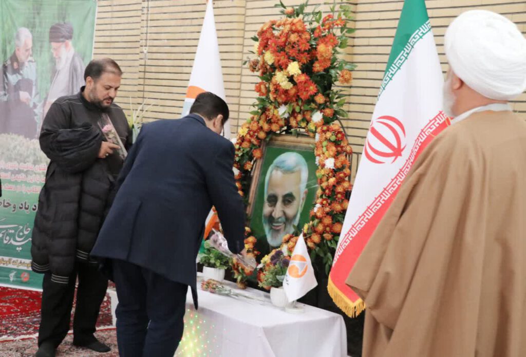 برگزاری مراسم گرامیداشت سالروز شهادت سردار حاج قاسم سلیمانی با حضور پرسنل شرکت آلومینا در مسجد مجتمع