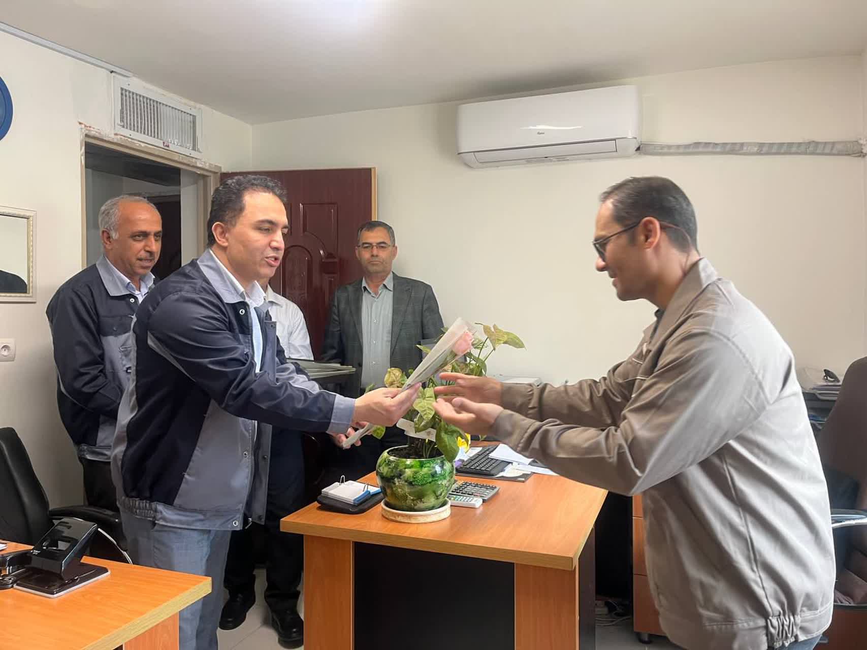 دیدار مدیر مجتمع مهندس اسدی با پرسنل پشتیبانی به مناسبت روز منابع انسانی (5)