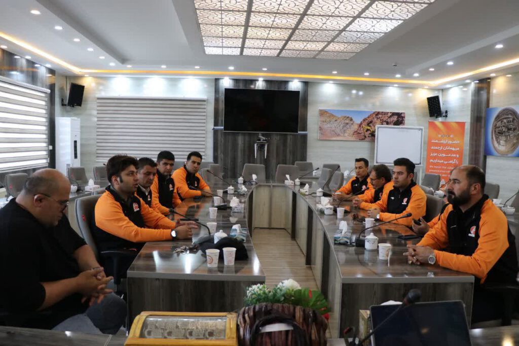 دیدار تیم دوچرخه سواری آلومینا با دکتر بادکوبه مدیر عامل شرکت