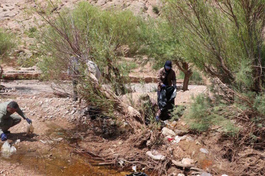 پاکسازی طبیعت تنگه گزی به مناسبت هفته محیط زیست توسط پرسنل شرکت آلومینای ایران