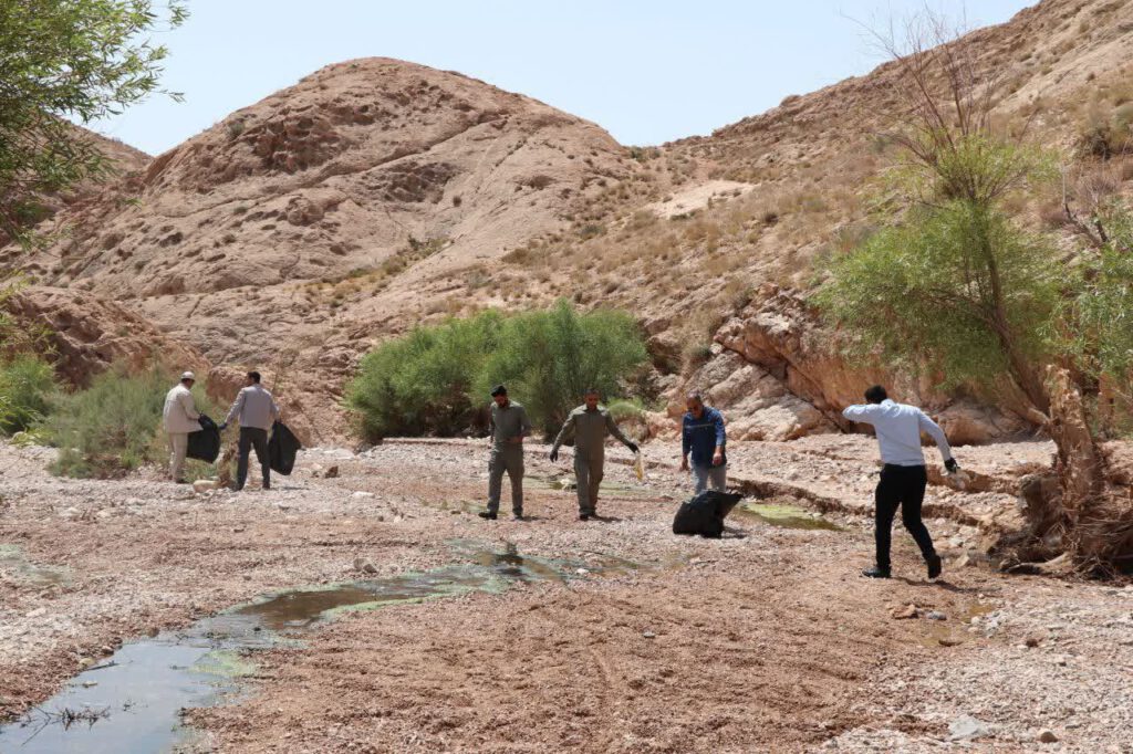 پاکسازی طبیعت تنگه گزی به مناسبت هفته محیط زیست توسط پرسنل شرکت آلومینای ایران