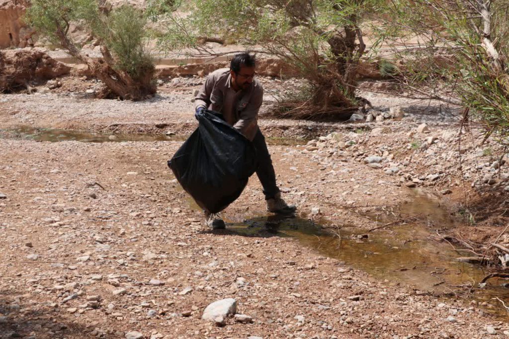 پاکسازی طبیعت تنگه گزی به مناسبت هفته محیط زیست توسط پرسنل شرکت آلومینای ایران