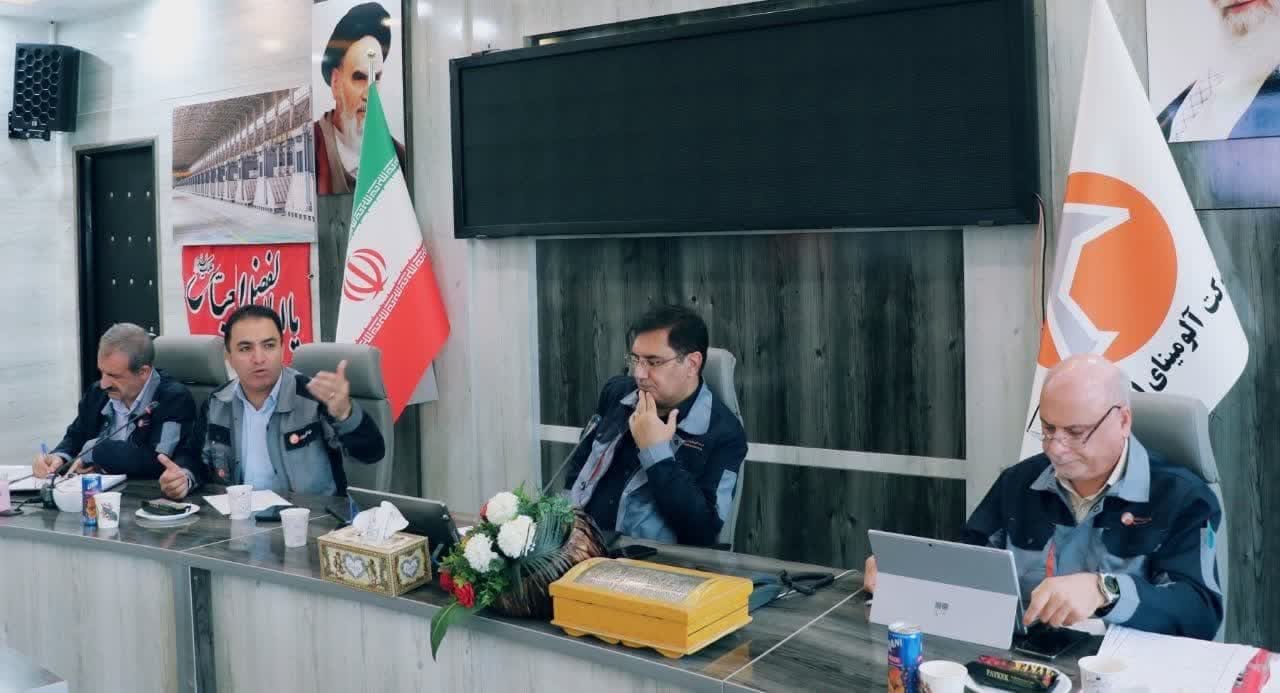 jalase-modiran-alumina (1) جلسه شورای معاونین و مدیران شرکت آلومینای ایران با حضور دکتر بادکوبه مدیر عامل شرکت