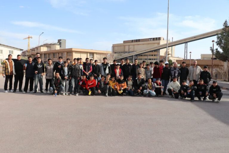 بازدید دانش اموزان سنخواست و جاجرم از شرکت آلومینای ایران (2)