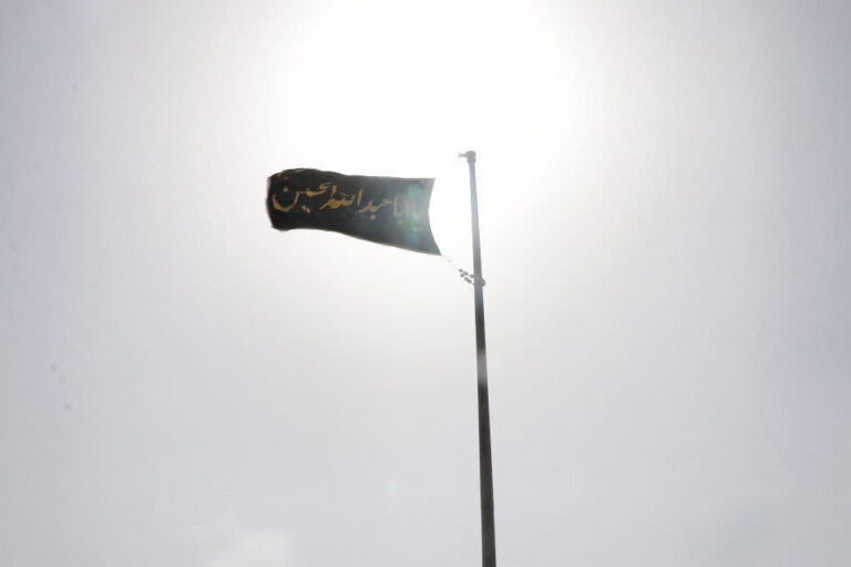 اهتزاز پرچم عزاداری محرم در شرکت آلومینای ایران
